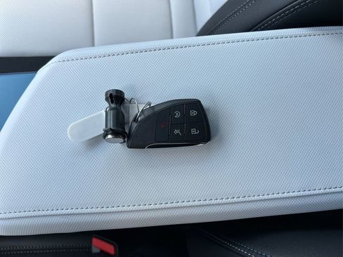 New 2025 Chevrolet Equinox EV LT w/ Convenience Package II image 28