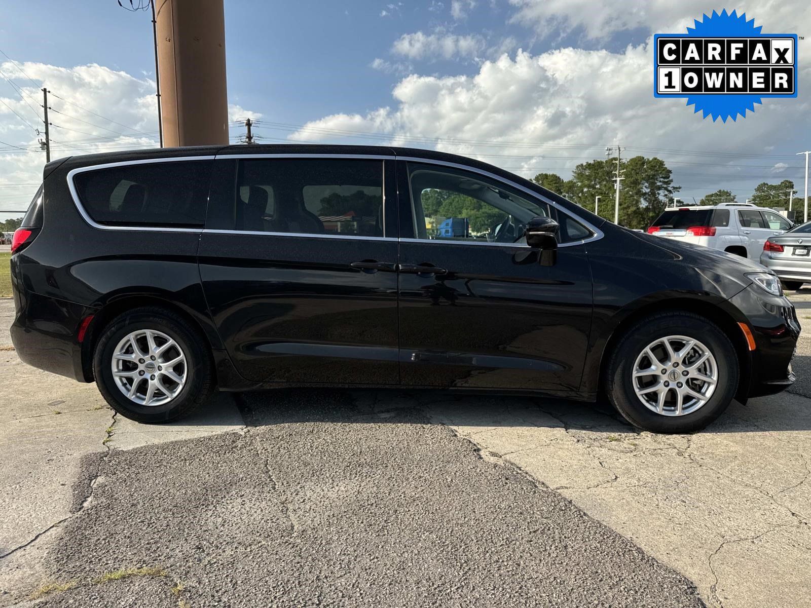 Used 2024 Chrysler Pacifica Touring-L FWD image 2