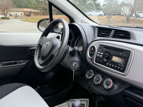 Used 2014 Toyota Yaris L image 22