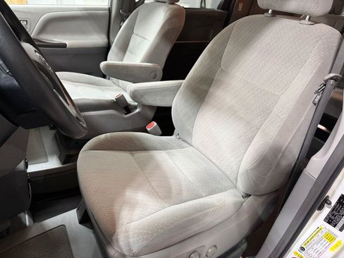 Used 2019 Toyota Sienna LE FWD image 11