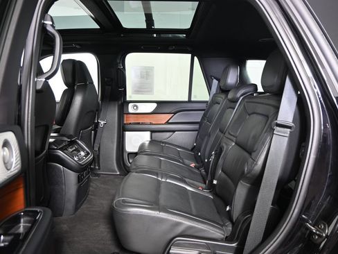 Used 2018 Lincoln Navigator Reserve w/ Technology Package AWD/4WD image 19