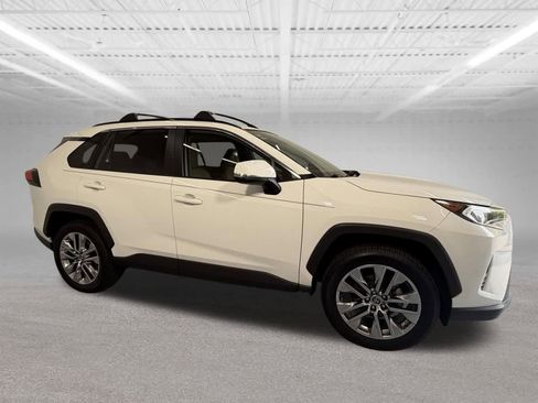 Used 2019 Toyota RAV4 XLE Premium FWD image 7