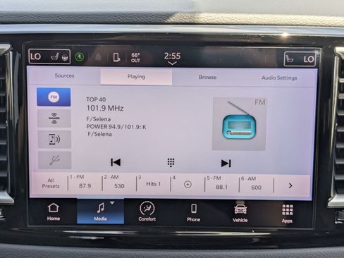 Used 2023 Chrysler Pacifica Touring-L FWD image 25
