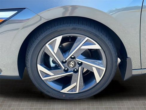 New 2025 Hyundai Elantra Limited image 11