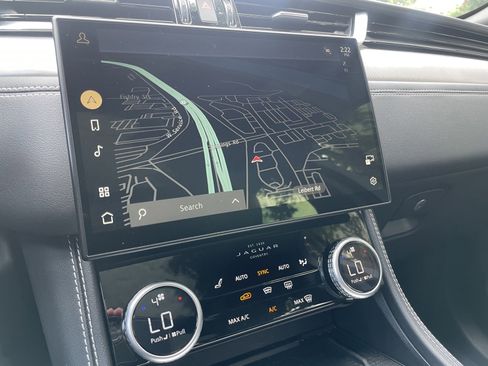 Certified 2024 Jaguar F-PACE R-Dynamic S image 21