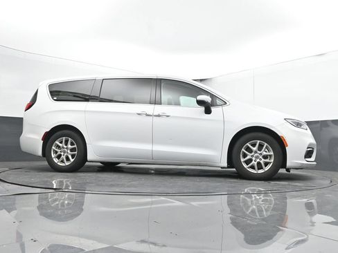 Used 2023 Chrysler Pacifica Touring-L FWD image 42