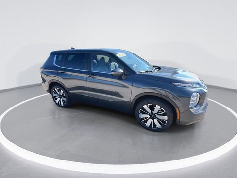 New 2025 Mitsubishi Outlander SE image 2