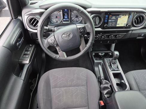Used 2017 Toyota Tacoma TRD Sport AWD/4WD image 30