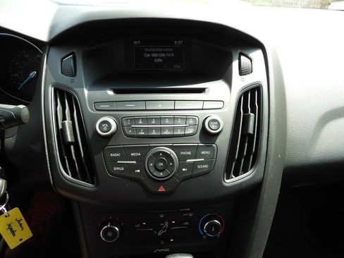 Used 2017 Ford Focus SE FWD image 37