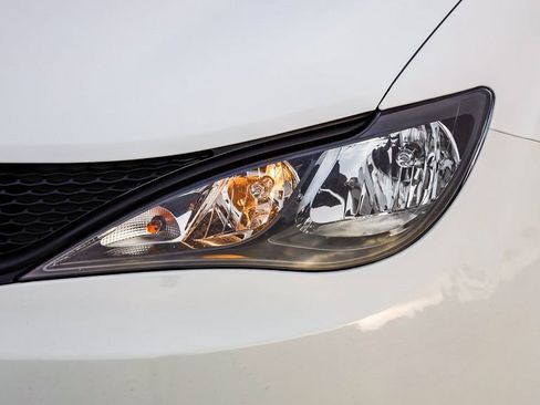 Used 2024 Chrysler Voyager LX image 4