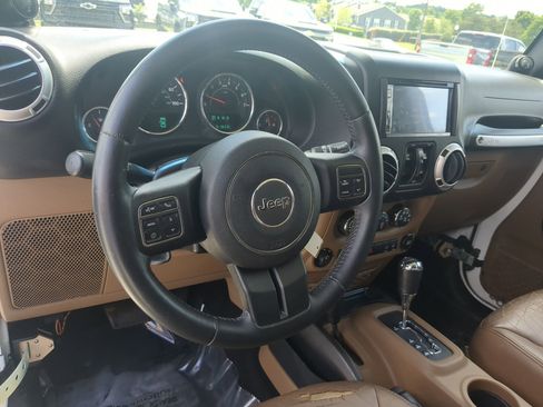Used 2014 Jeep Wrangler Unlimited Sahara w/ Connectivity Group AWD/4WD image 18