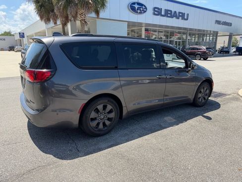 Used 2020 Chrysler Pacifica Limited w/ Advanced Safetytec Group FWD image 3