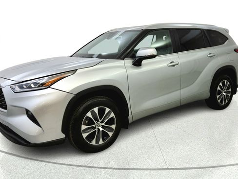 Used 2023 Toyota Highlander XLE AWD/4WD image 3