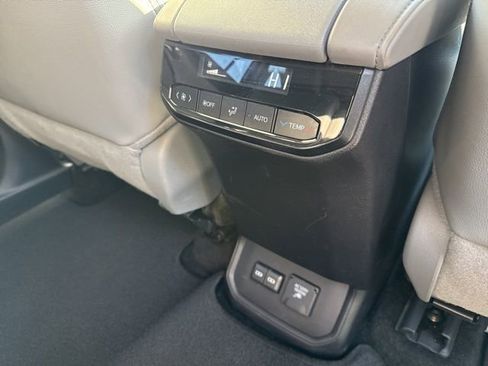 Used 2025 Toyota Highlander Limited AWD/4WD image 19