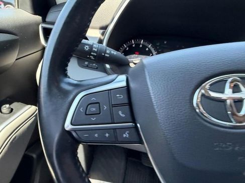 Used 2021 Toyota Highlander XLE AWD/4WD image 16