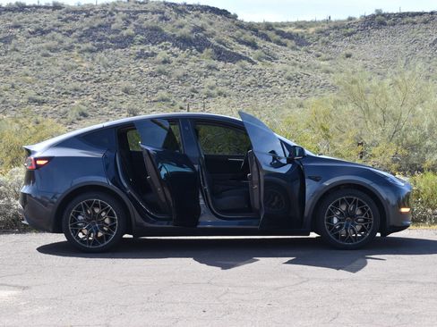 Used 2024 Tesla Model Y Long Range image 10