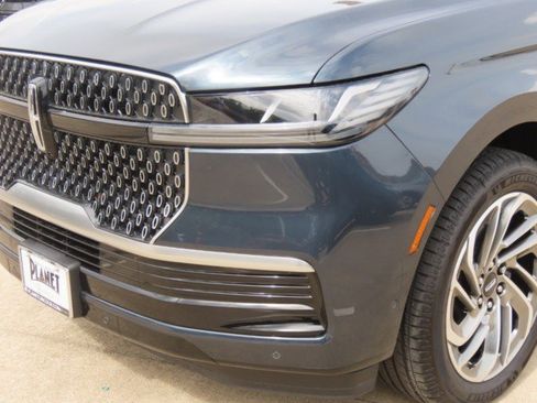Used 2025 Lincoln Navigator Reserve AWD/4WD image 3