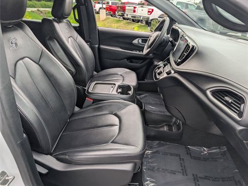 Used 2024 Chrysler Pacifica Limited FWD image 10