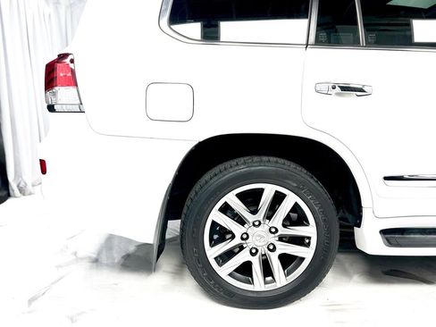 Used 2013 Lexus LX 570 4WD w/ Luxury Pkg image 12