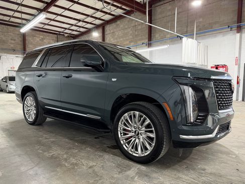 Used 2025 Cadillac Escalade Premium Luxury w/ LPO, Floor Liner Package AWD/4WD image 7