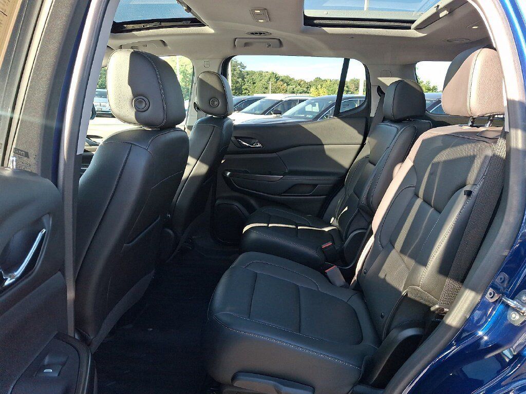 Used 2023 GMC Acadia SLT w/ Technology Package AWD/4WD image 11