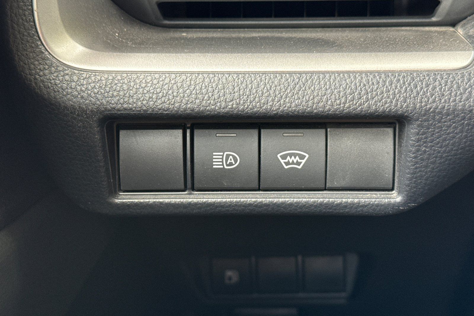 Used 2025 Toyota Prius LE FWD image 32