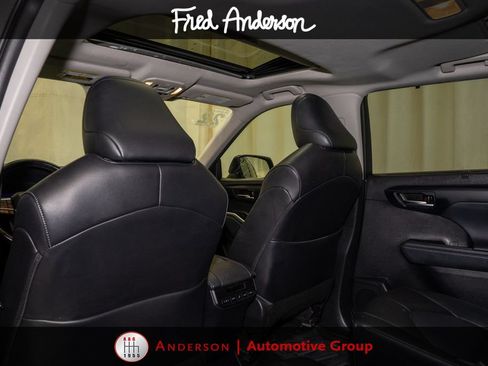 Used 2022 Toyota Highlander XLE FWD image 9