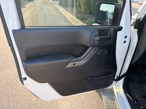 Used 2018 Jeep Wrangler Unlimited Sahara AWD/4WD image 8