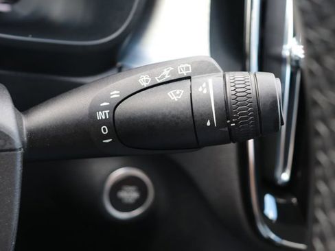 Used 2024 Volvo XC40 B5 Core image 21