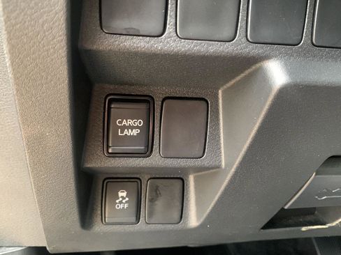 Used 2024 Nissan Frontier SV image 11