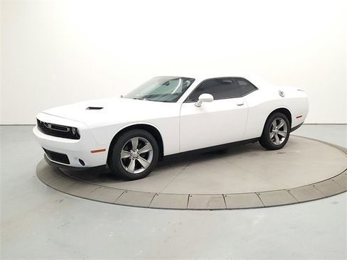 Used 2018 Dodge Challenger SXT image 3