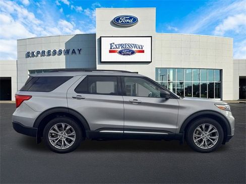 Used 2022 Ford Explorer XLT w/ Equipment Group 202A image 5