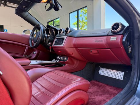 Used 2010 Ferrari California RWD image 37