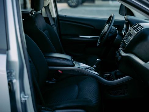 Used 2019 Dodge Journey SE image 12