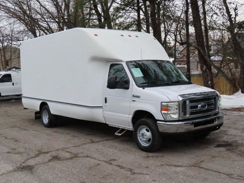 Used 2011 Ford E-350 and Econoline 350 Super Duty image 9