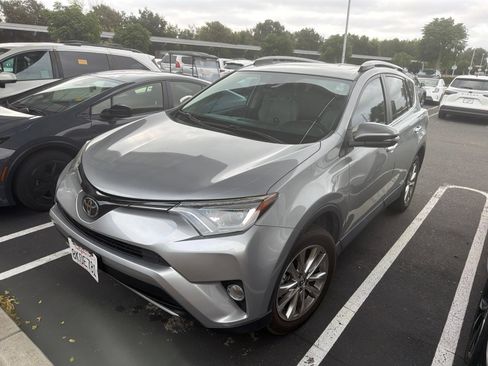 Used 2018 Toyota RAV4 Limited FWD image 4
