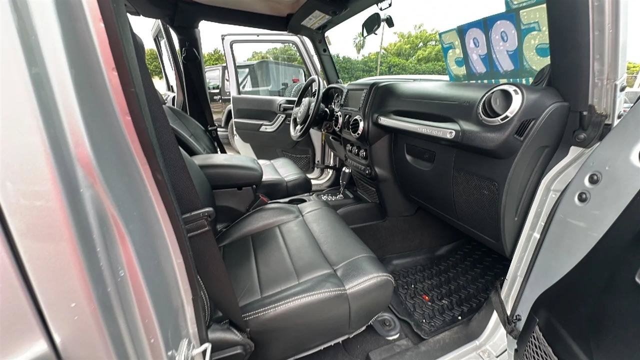 Used 2012 Jeep Wrangler Unlimited Sahara w/ Max Tow Pkg AWD/4WD image 38