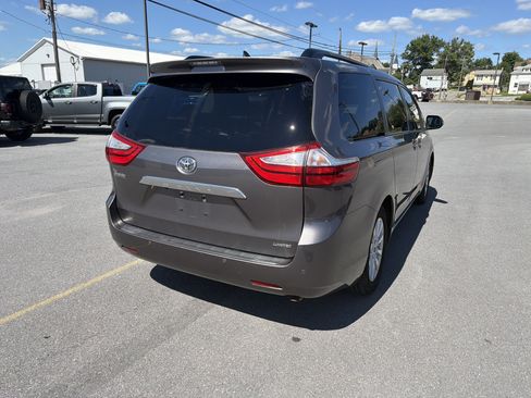 Used 2017 Toyota Sienna Limited FWD image 3