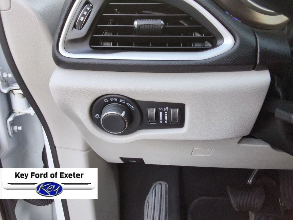 Used 2023 Chrysler Voyager LX FWD image 35