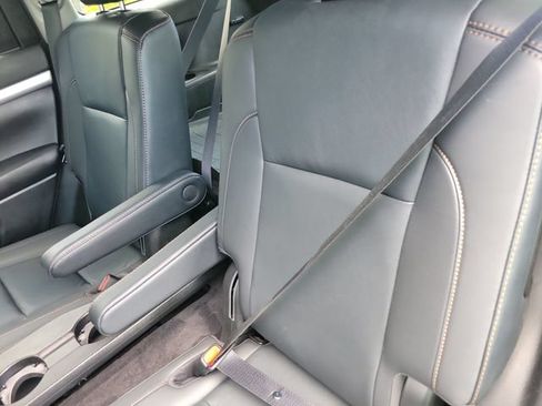 Used 2019 Toyota Highlander XLE FWD image 18
