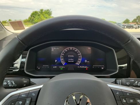Used 2025 Volkswagen Jetta SE FWD image 18