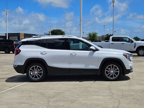 Used 2024 GMC Terrain SLT FWD image 2