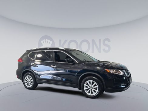 Used 2017 Nissan Rogue SV w/ SV Premium Package FWD image 2