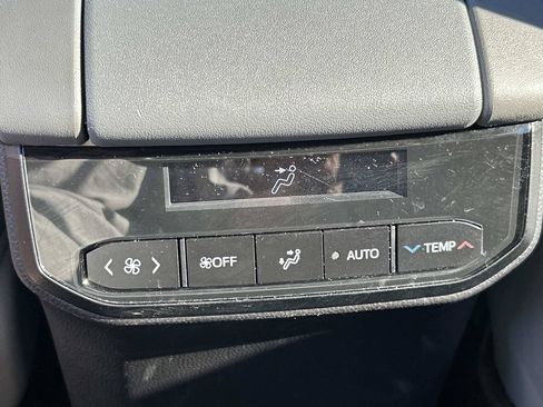 Used 2025 Toyota Highlander XLE FWD image 19