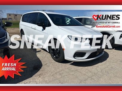 Used 2024 Chrysler Pacifica Select