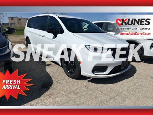 Used 2024 Chrysler Pacifica Select image 1