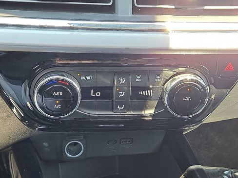 Used 2025 Chevrolet Trax LT FWD image 29