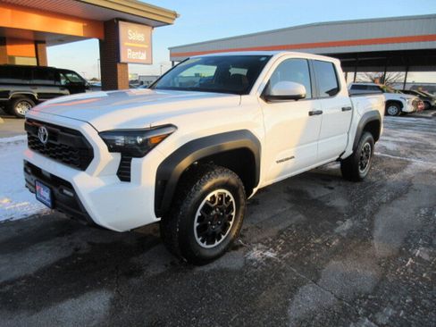 Used 2025 Toyota Tacoma TRD Off-Road image 40