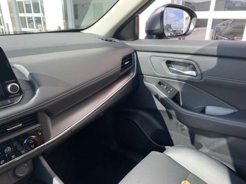 Used 2024 Nissan Rogue SV w/ SV Premium Package AWD/4WD image 17