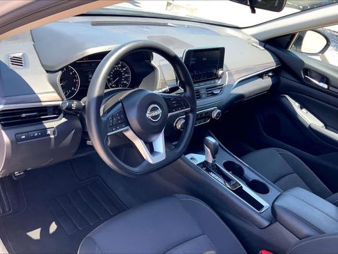 Used 2025 Nissan Altima 2.5 SV FWD image 17